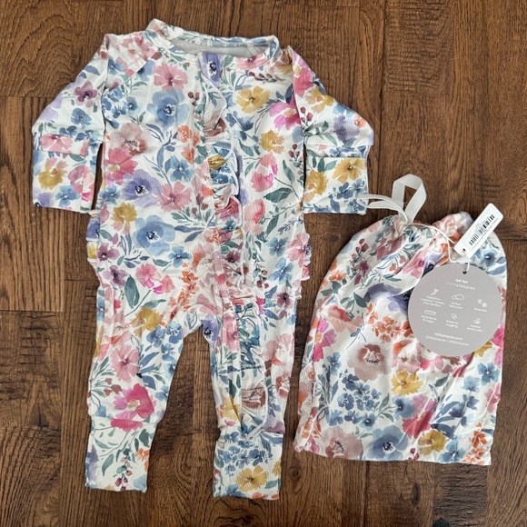 NWT Little Sleepies Tiny Blooms Ruffle Layette Zippy Keepsake Bag Size Preemie - Picture 1 of 6